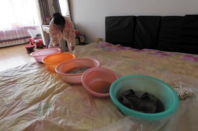 曲阳楼上漏水，住户失联，小区没物管，业主维权难！律师来支招……